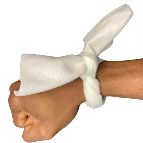 Ein weißes Band um ein Handgelenk
